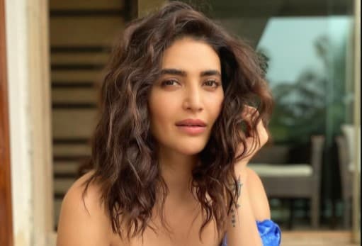 करिश्मा तन्ना ने बालकनी में कराया ग्लैमरस फोटोशूट, पिंक टीशर्ट में दिखा ऐसा अंदाज