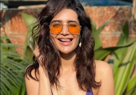 करिश्मा तन्ना ने पूल साइड पर कराया ग्लैमरस फोटोशूट, इंटरनेट पर वायरल हो रही इन तसवीरों पर आया फैंस का दिल