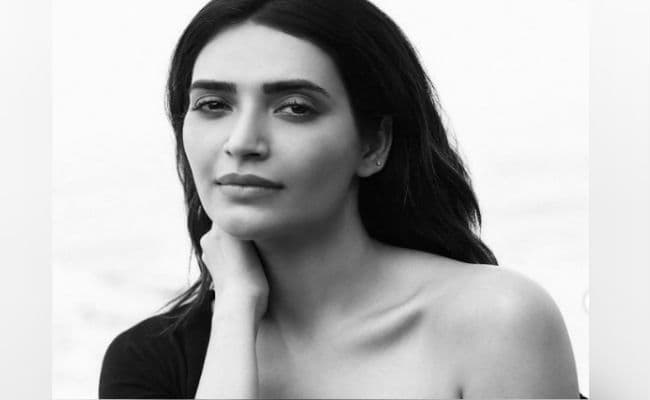 PHOTOS : करिश्मा तन्ना का लेटेस्‍ट बोल्‍ड फोटोशूट वायरल, बाथरूम में कुछ यूं पोज देती नजर आई 'नागिन' एक्‍ट्रेस