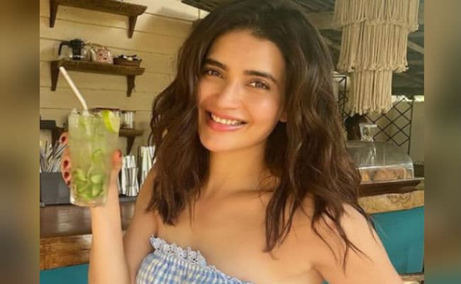 करिश्मा तन्ना ने पिंक ड्रेस में कराया ग्लैमरस फोटोशूट, फैंस ने कमेंट में लिखा मैम आप लाइव आ जाओ क्योंकि...