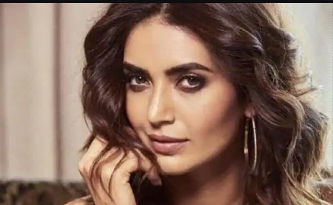 करिश्‍मा तन्‍ना ने ग्‍लैमरस लुक से मचाया तहलका, इंटरनेट पर वायरल हुई एक्‍ट्रेस की ये Bold Photos