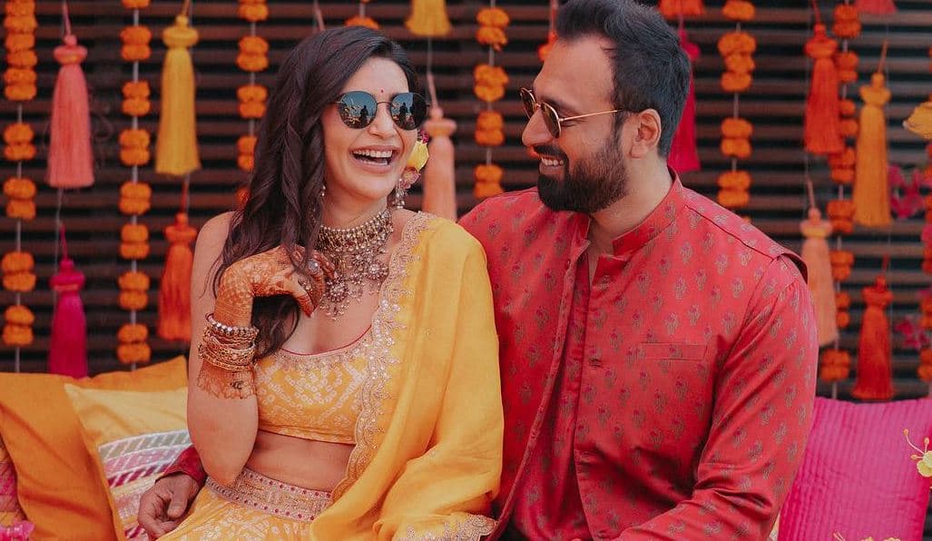 करिश्मा तन्ना मेहंदी सेरेमनी में दिखीं बेहद खूबसूरत, निहारते रह गये होनेवाले पति वरुण बंगेरा, PHOTOS