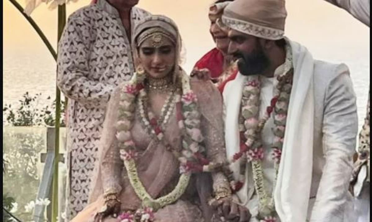 Karishma Tanna wedding: वरुण बंगेरा की हुईं करिश्मा तन्ना, शादी की पहली तसवीर आईं सामने