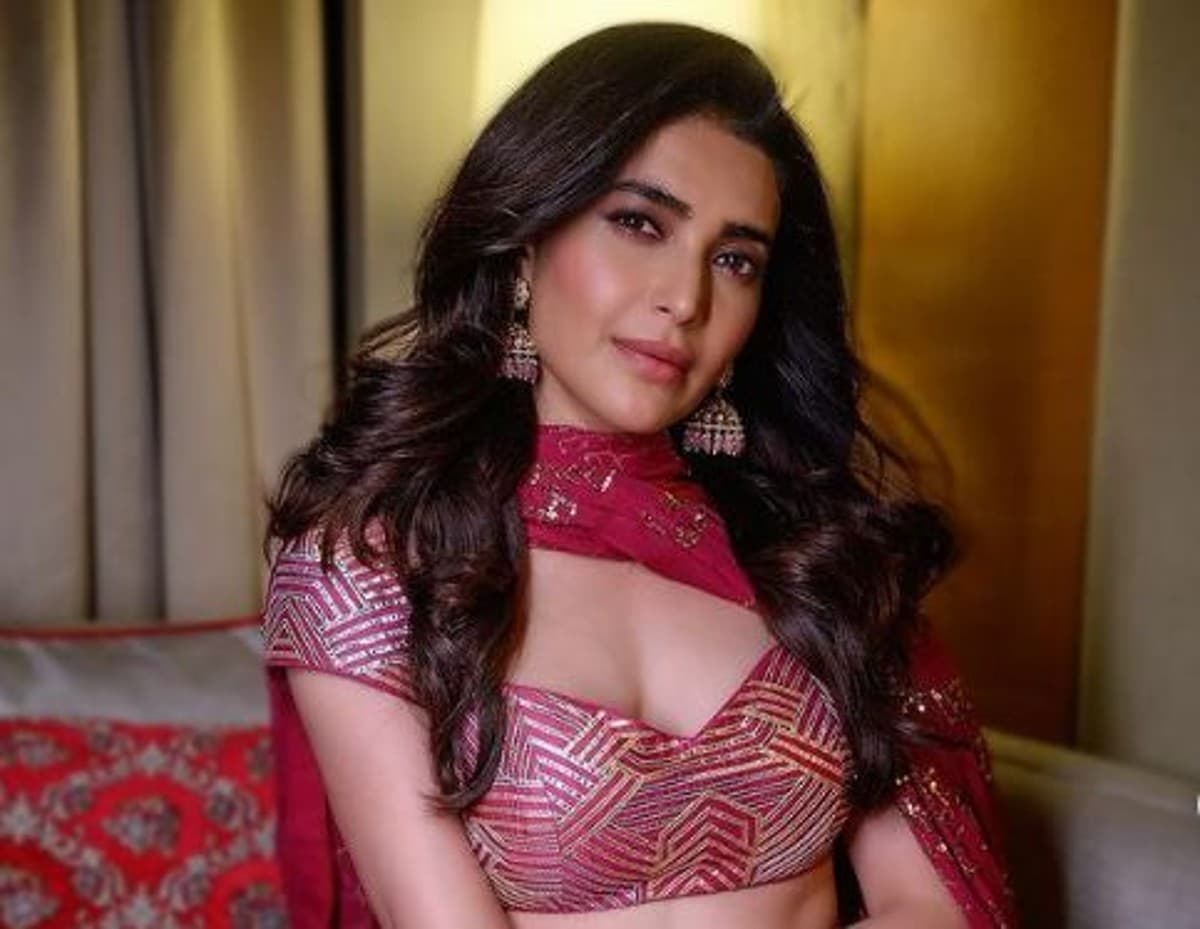 Karishma Tanna ने शादी की खबरों के बीच कराया ग्लैमरस फोटोशूट, रेड लहंगे में एक्ट्रेस दिखी बेहद हसीन