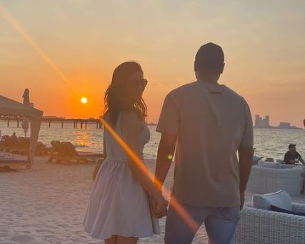 करिश्मा तन्ना ने वरुण बंगेरा संग अपने रिश्ते को किया ऑफिशियल, संमुदर किनारे दिए रोमांटिक पोज