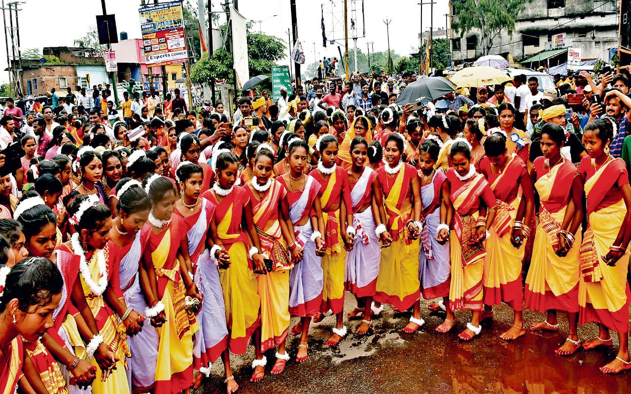 Karma Puja 2022: मांदर की थाप पर थिरक रहे युवा, झारखंडी संस्कृति का देखें अद्भुत नजारा