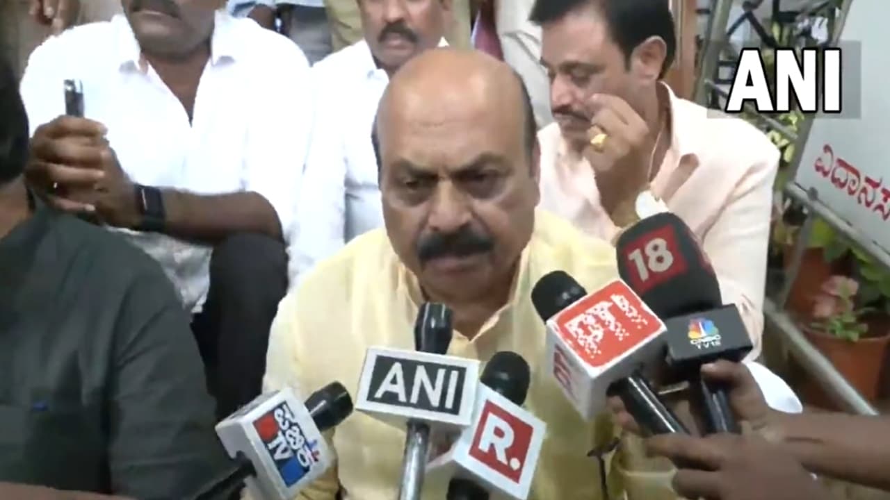 कर्नाटक में फिर गरमायी सियासत, विधानसभा से बीजेपी के 10 विधायक निलंबित, हिरासत में पूर्व सीएम बोम्मई