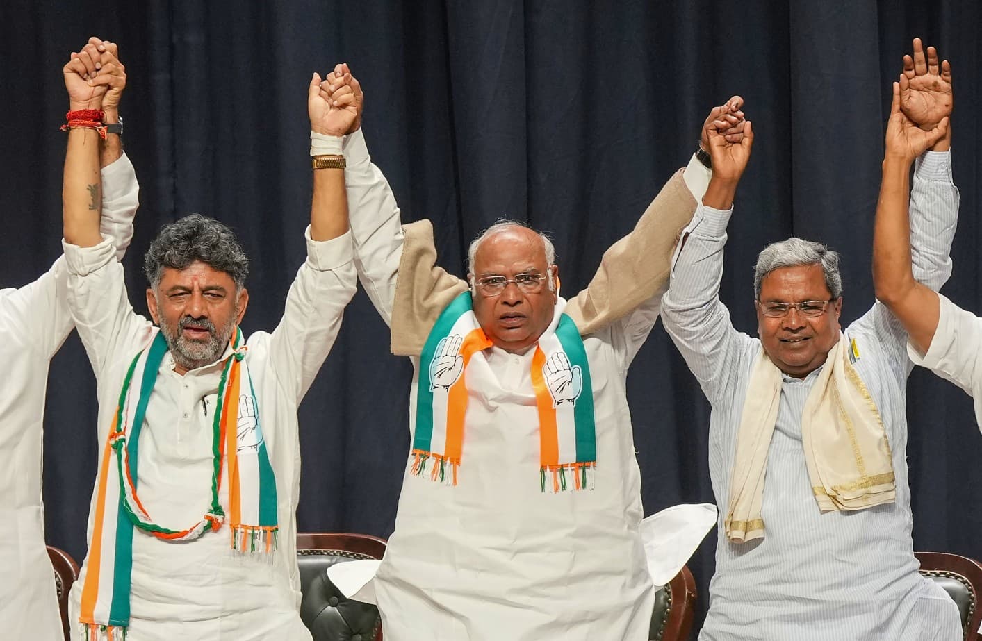कौन होगा कर्नाटक का नया सीएम ? सिद्धरमैया या डीके शिवकुमार किसे चुनेंगे कांग्रेस अध्यक्ष मल्लिकार्जुन खरगे कौन होगा कर्नाटक का नया सीएम ? सिद्धरमैया या डीके शिवकुमार किसे चुनेंगे कांग्रेस अध्यक्ष मल्लिकार्जुन खरगे