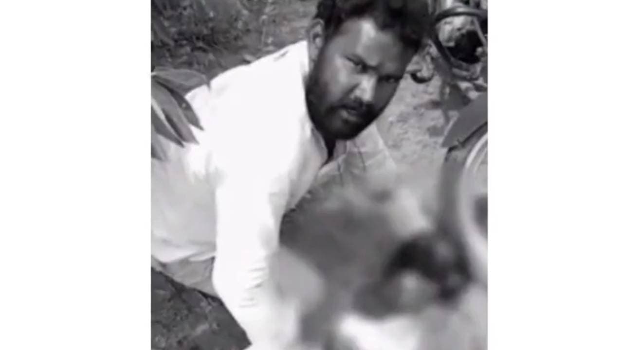 Viral Video : पत्नी से प्रेम प्रसंग के शक में पति ने एक व्यक्ति की काटी गर्दन, खून पीने का किया प्रयास