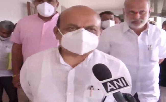 कर्नाटक में मंदिर ढहाने पर विवाद: मैसूर के डीसी और तहसीलदार को कारण बताओ नोटिस