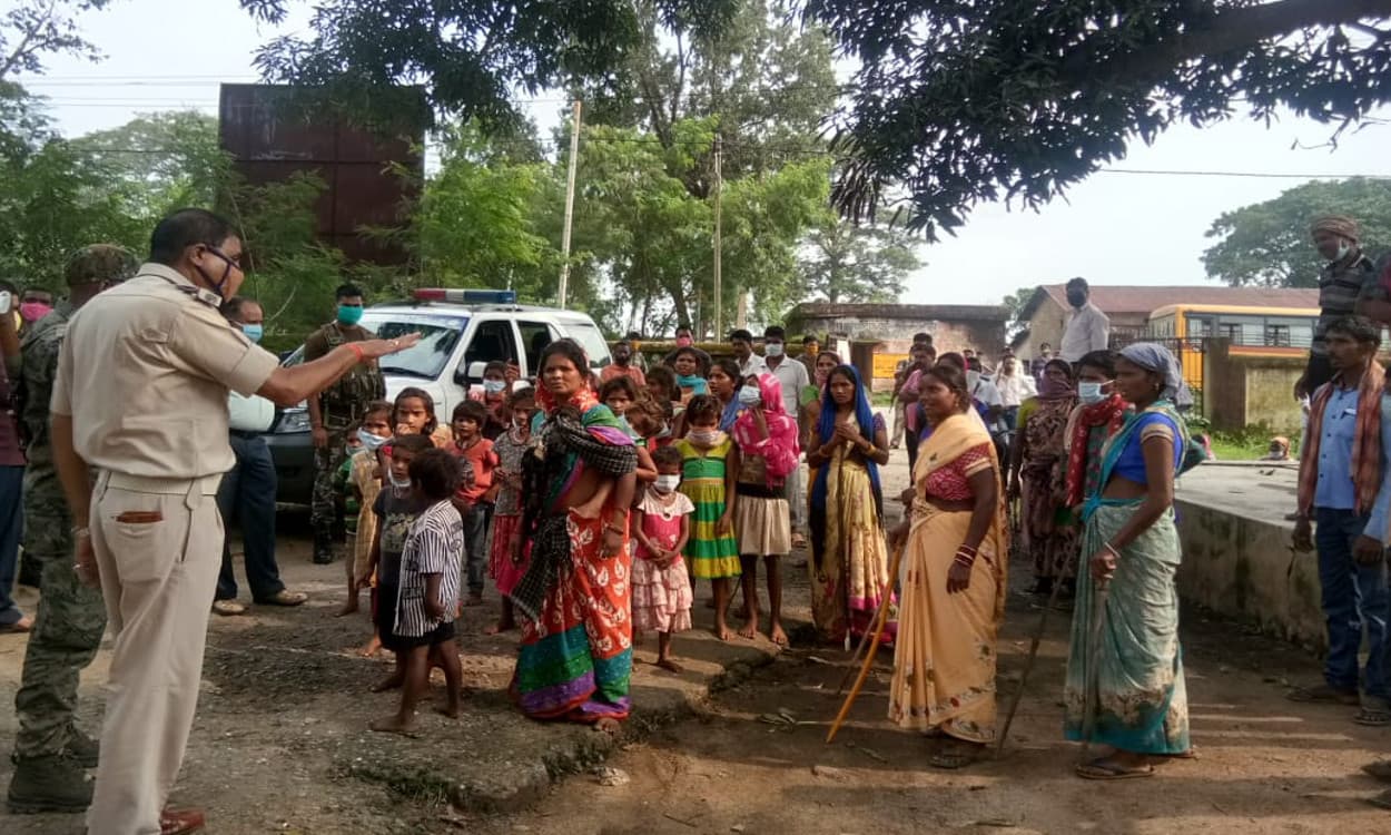 कर्रा में ग्रामीणों का फूटा गुस्सा, सीएचसी परिसर में की तोड़फोड़, मुखिया आवास को भी बनाया निशाना