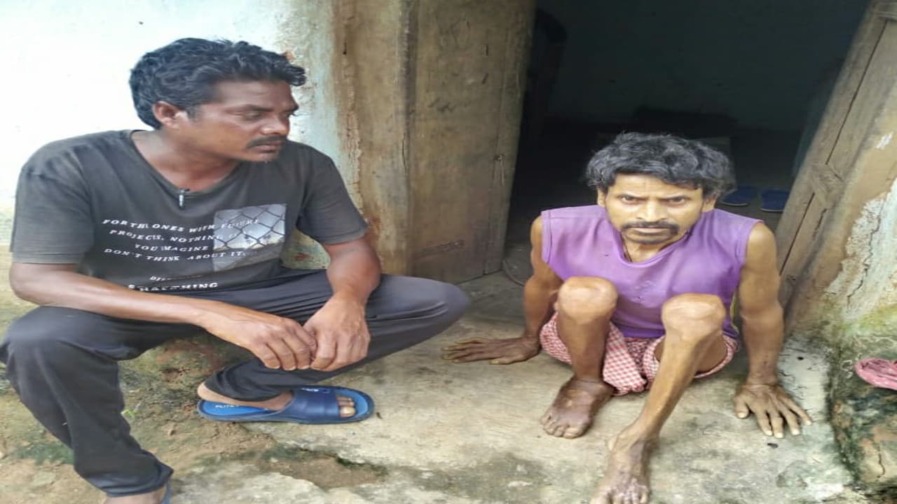 लूट की नियत से मजदूर को अपराधियों ने ट्रेन से फेंका, दोनों पैर से हुआ लाचार, गुमला प्रशासन से मदद की गुहार