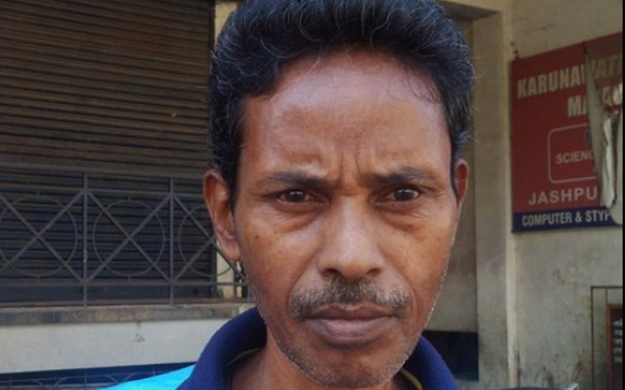 Prabhat Khabar Special: 3 साल में 4 गोल्ड मेडल जीतने वाले एथलीट कार्तिक उरांव को व्यवस्था ने बनाया मजदूर