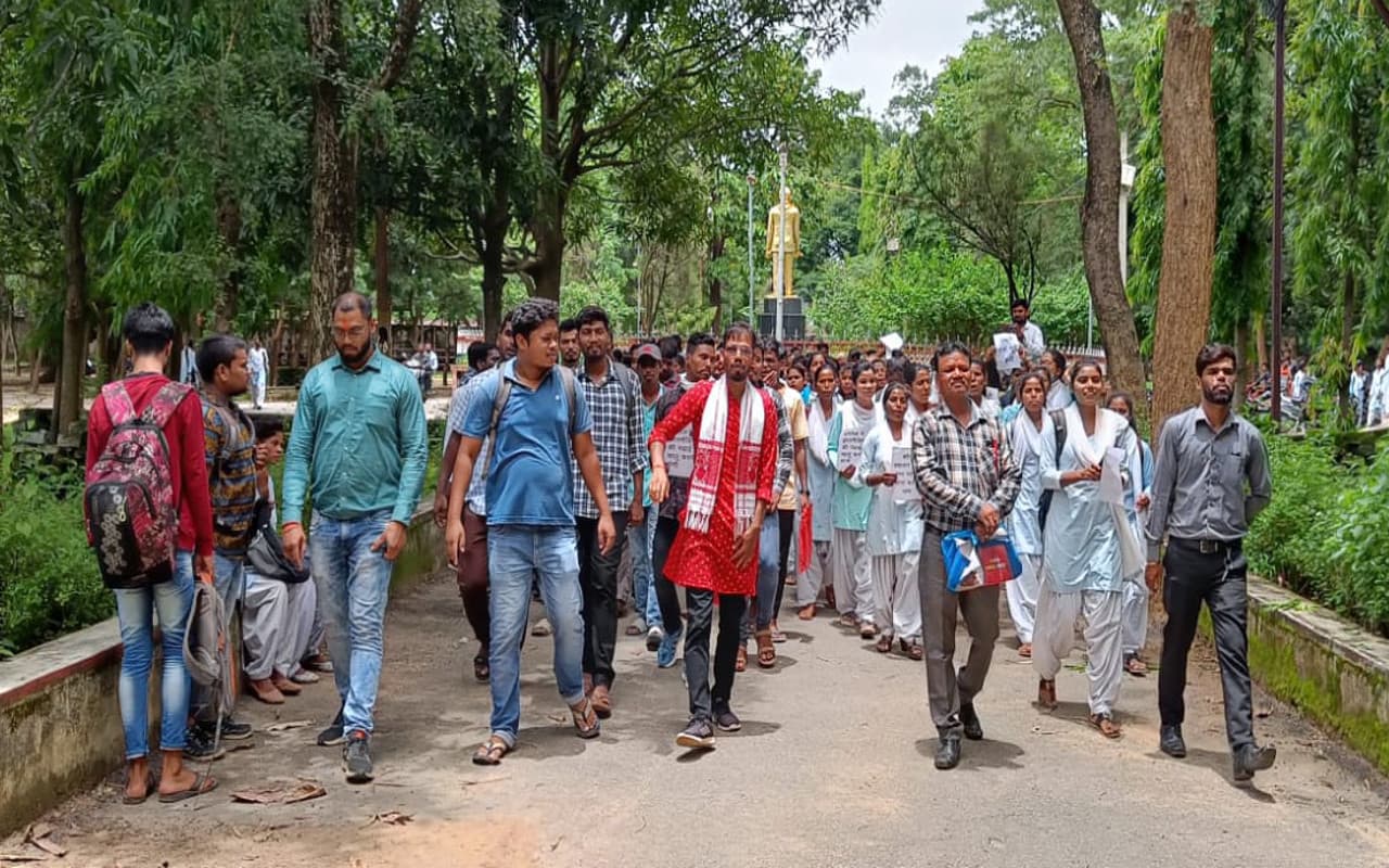 झारखंड : इंटर की पढ़ाई शुरू नहीं होने से गुमला के केओ कॉलेज में छात्रों का हंगामा, प्रशासक से नोंक-झोंक झारखंड : इंटर की पढ़ाई शुरू नहीं होने से गुमला के केओ कॉलेज में छात्रों का हंगामा, प्रशासक से नोंक-झोंक