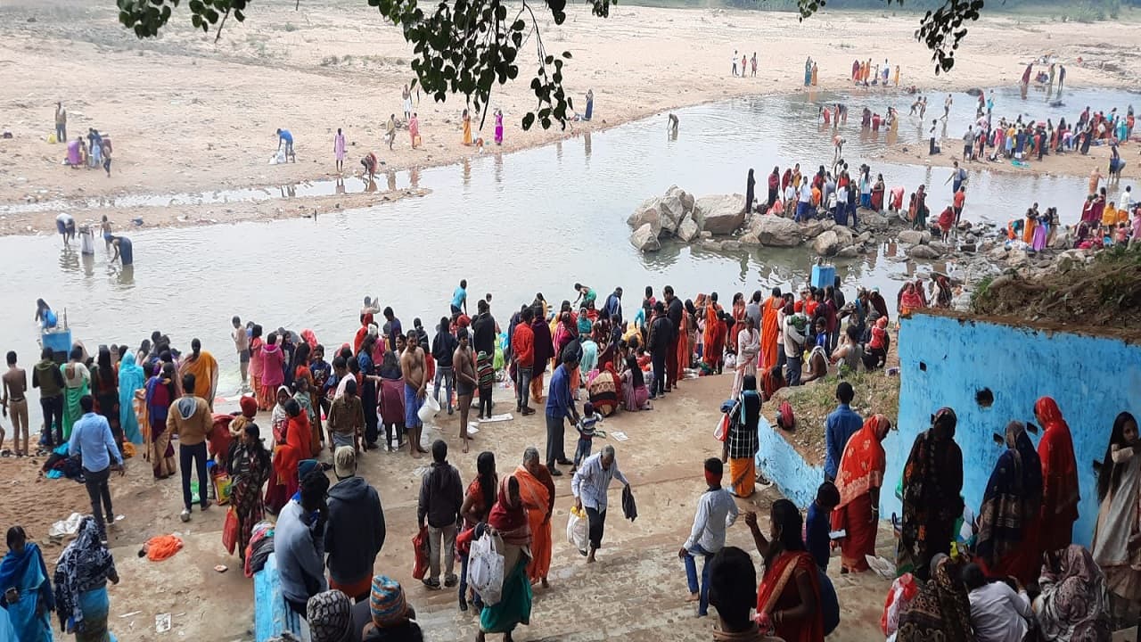 Kartik Purnima 2021 : कार्तिक पूर्णिमा पर भद्रकाली मंदिर में उमड़ी भीड़, श्रद्धालुओं ने लगायी आस्था की डुबकी
