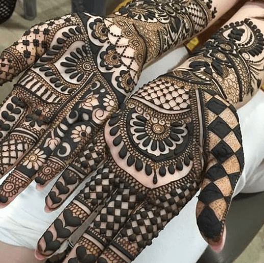 Karwa Chauth 2023 Mehndi Designs: यहां से लगाएं लेटेस्ट, सिंपल और ट्रेंडी मेहंदी डिजाइन्स