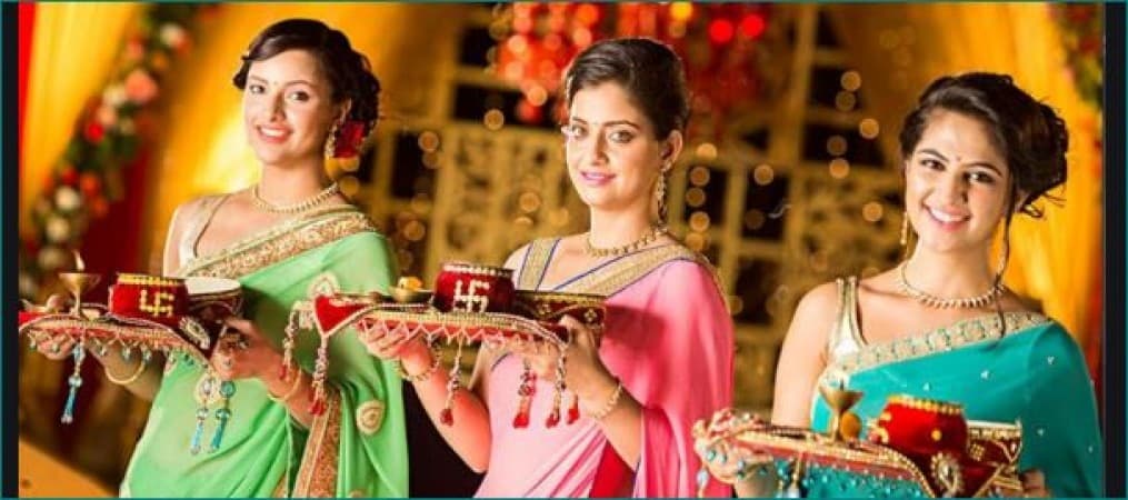 Karwa Chauth के लिए राशि अनुसार पहनें शुभ रंग, बढ़ेगा प्यार, रिश्ते की डोर होगी ज्यादा मजबूत