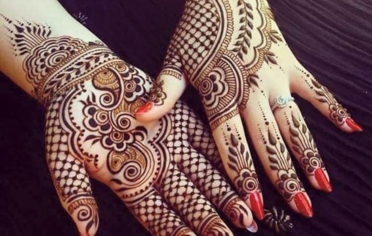 Mehndi Designs Karwa Chauth 2020 : करवा चौथ पर हाथों पर रचाएं पिया के नाम की मेहंदी