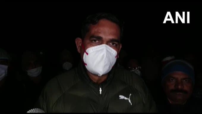 घायल दरोगा और सिपाही को कंधे पर टांगकर जंगल से बाहर लाई पुलिस, कासगंज हमले की दहला देने वाली तस्वीर आई सामने