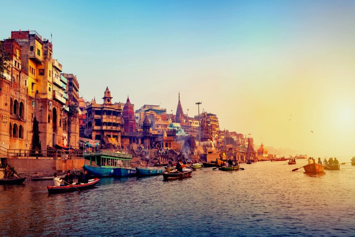 Best Hotel In Varanasi: वाराणसी में ठहरने के लिए ढूंढ रहे हैं लग्जरी और बेस्ट होटल्स तो ये रहा लिस्ट, देखिए