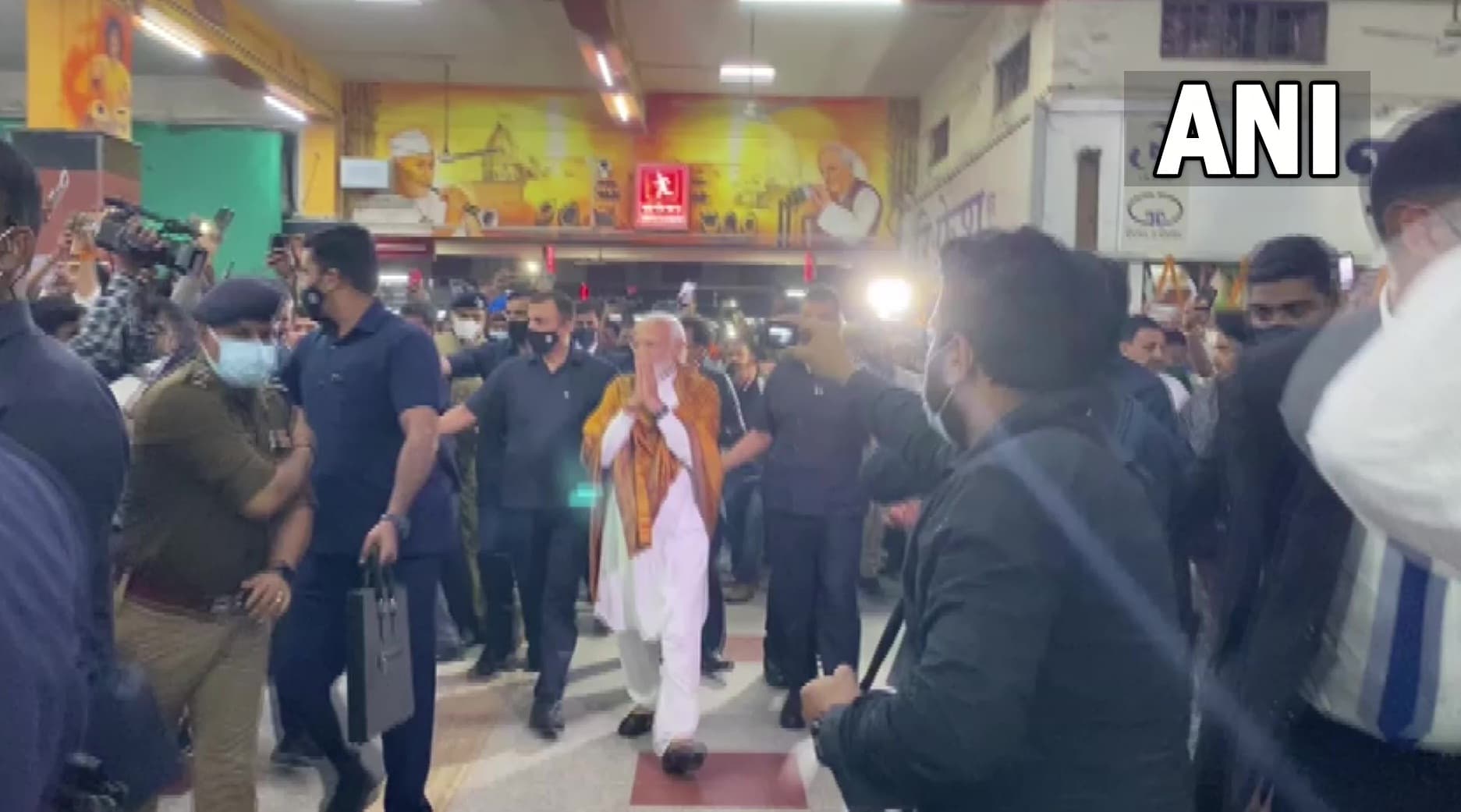 UP Election: आधी रात को वाराणसी कैंट रेलवे स्टेशन पहुंचे पीएम मोदी, हर-हर महादेव के जयघोष से गूंजा काशी