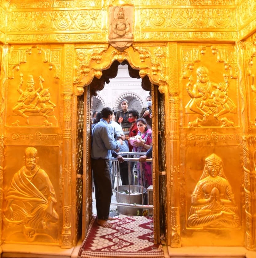 चौखट से शिखर तक स्वर्णिम हुआ बाबा विश्वनाथ का दरबार, इस दानदाता ने मंदिर की चमक में लगाए चार चांद