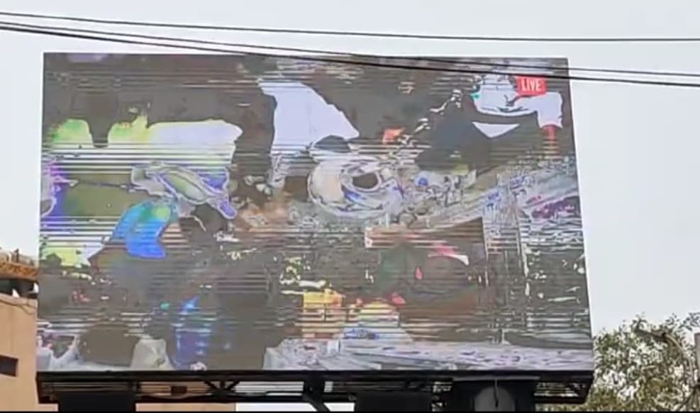 काशी में बदलाव की बयार! घाटों पर लगी LED पर गंगा आरती के LIVE दर्शन, तो नाविकों की सुधरी आर्थिक स्थिति