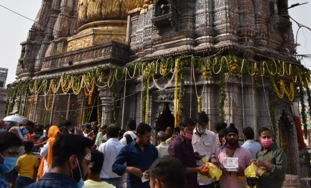 Varanasi News: उपराष्ट्रपति वेंकैया नायडू ने काशी विश्वनाथ के दरबार में टेका मत्था, देखें तस्वीरें