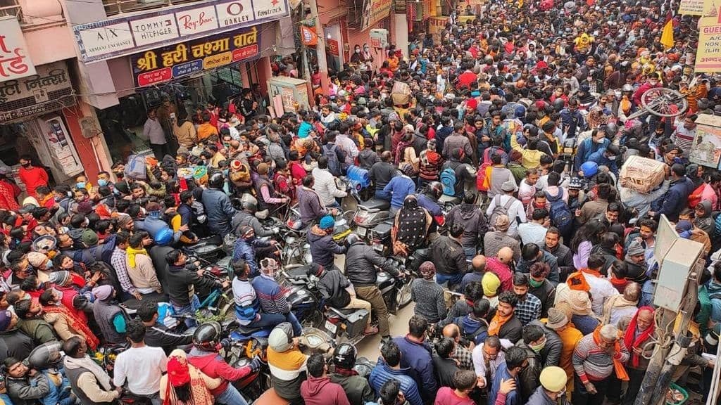 Varanasi News: उफ्फ! कोरोना के बढ़ते मामलों के बीच काशी से डराने वाली तस्वीर, क्या ऐसे रुकेगी तीसरी लहर?