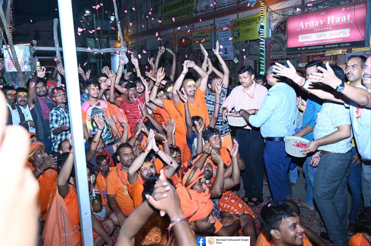 Sawan 2023: सावन के पहले सोमवार पर काशी विश्वनाथ धाम में बोलबम की गूंज, फूल बरसाकर कांवड़ियों का हुआ स्वागत