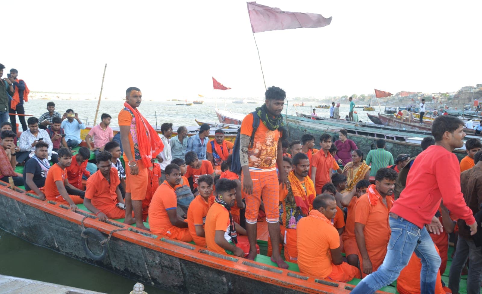 गेरुआ वस्त्रों से सजा वाराणसी का बाजार, बाबा के जयकारों से गूंजती काशी में युवाओं की पहली पसंद बने ये...