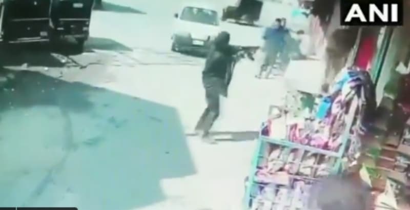 Terrorist Attack in Srinagar : आतंकी हमले का वीडियो फुटेज आया सामने, देखें कैसे पुलिसकर्मियों को मारी गोली
