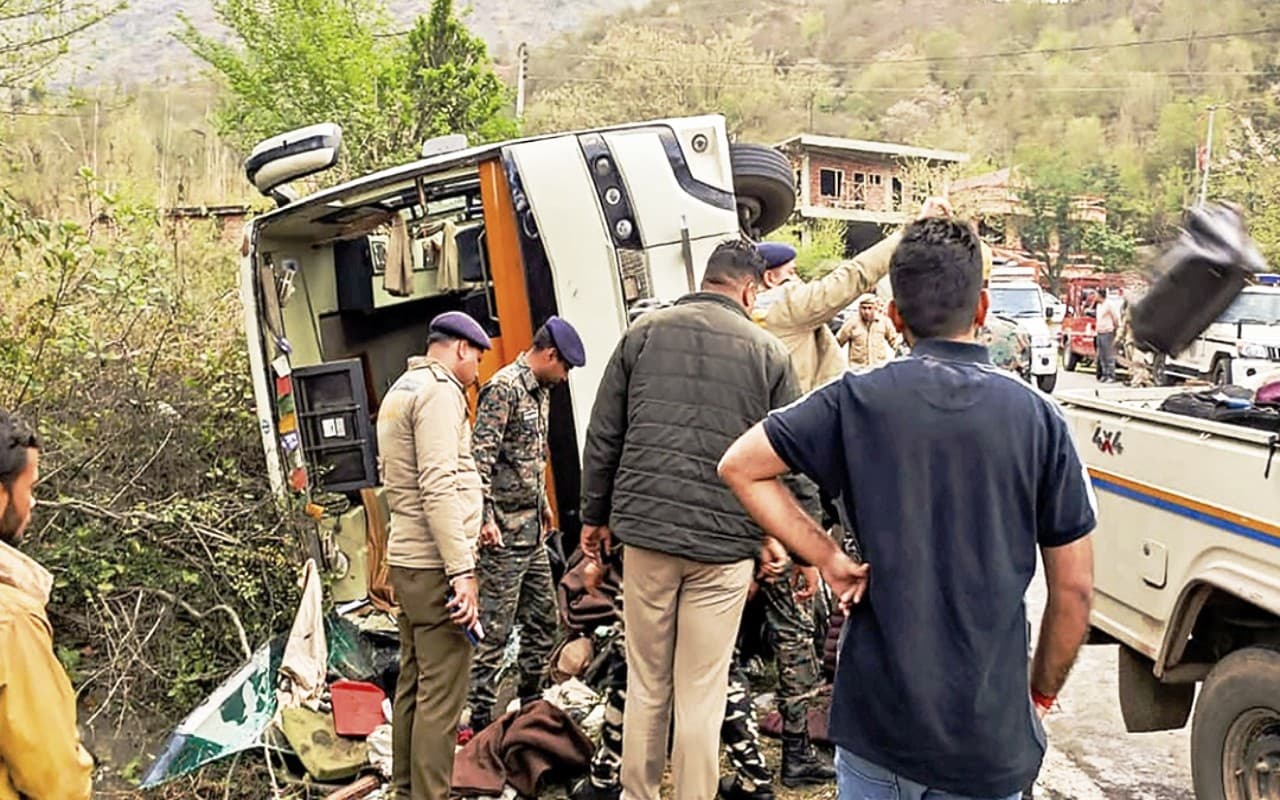 Jammu Kashmir: पुलवामा में पलटी बस, 4 लोगों की मौत 28 घायल