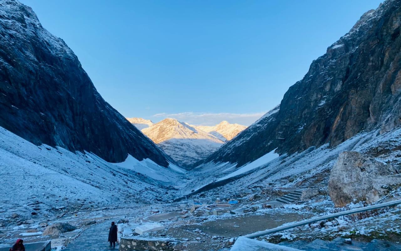 Kashmir Snowfall: कश्मीर में जमकर हुई बर्फबारी, विमान सेवाएं भी प्रभावित, देखें तस्वीरें