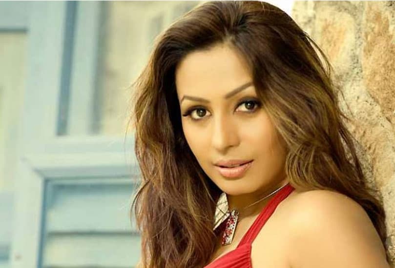 कश्मीरा शाह ने करवाया धमाकेदार फोटो शूट, फैंस बोले मार ही डालोगी क्या . . .