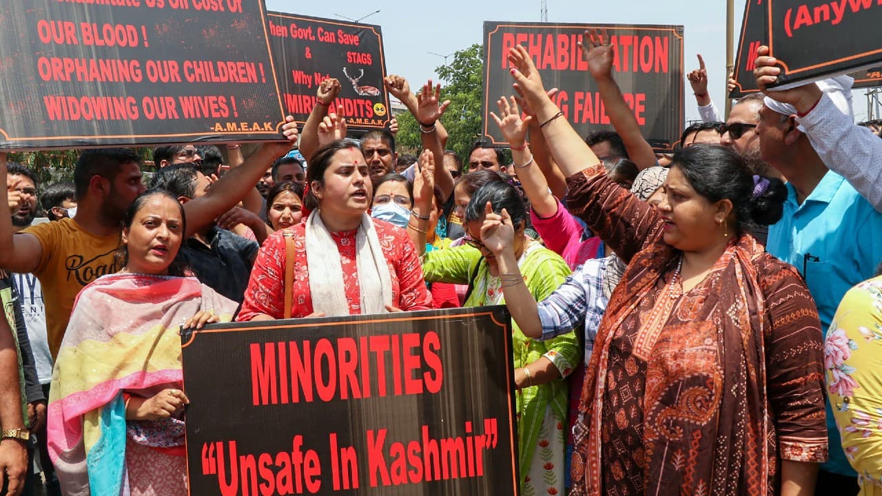 कश्मीरी पंडितों ने फिर किया प्रदर्शन, घाटी से बाहर ट्रांसफर करने की मांग दोहरायी