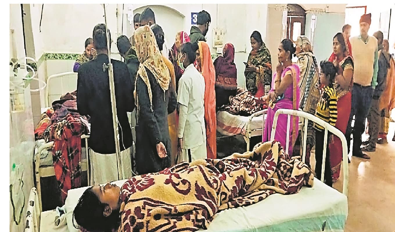 सिवान के कस्तूरबा गांधी बालिका विद्यालय की आधा दर्जन छात्राएं खाना खाने के बाद हुईं बीमार