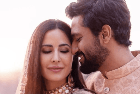 Vicky Kaushal के पास इंदौर पहुंची कैटरीना कैफ, रेड शर्ट में काफी कूल दिखी एक्ट्रेस, तसवीरें वायरल