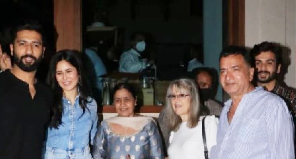 न्यूयॉर्क में प्रियंका चोपड़ा के रेस्टोरेंट Sona पहुंची कैटरीना-विक्की कौशल, कैट ने की देसी गर्ल की तारीफ न्यूयॉर्क में प्रियंका चोपड़ा के रेस्टोरेंट Sona पहुंची कैटरीना-विक्की कौशल, कैट ने की देसी गर्ल की तारीफ