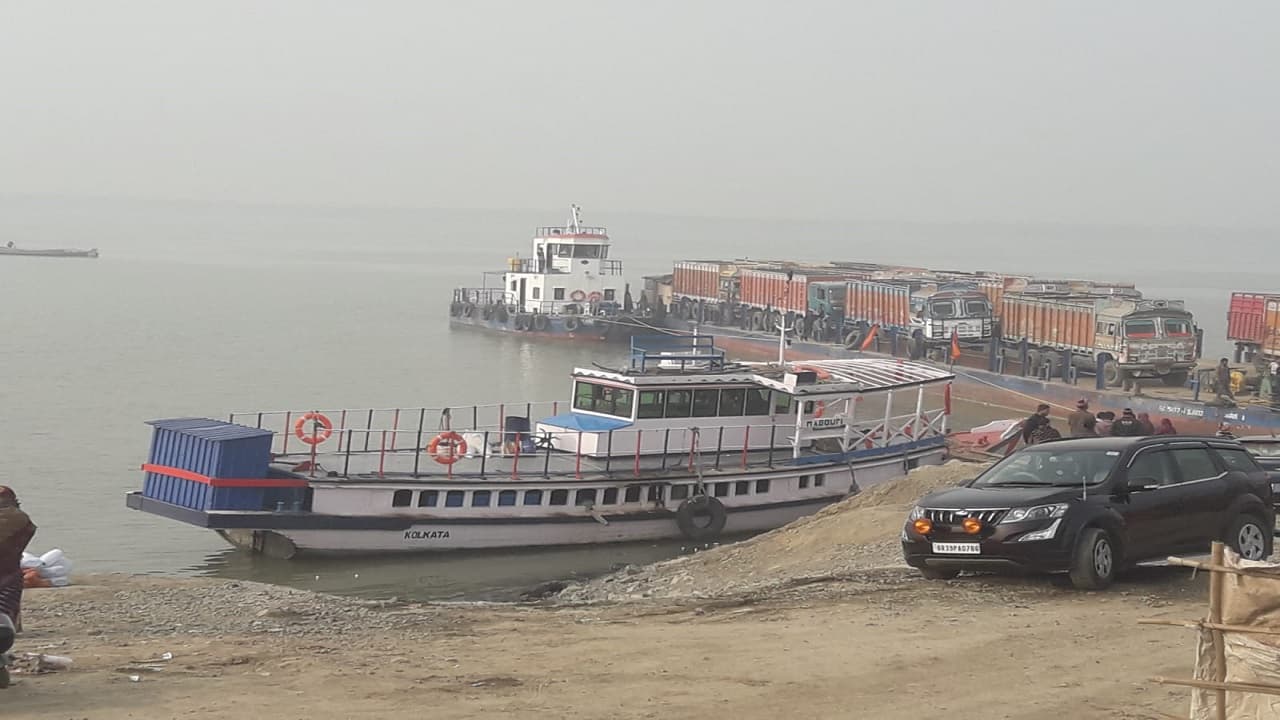Bihar News: अनियंत्रित होकर एक तरफ झुका जहाज और कई ट्रक गंगा में समा गये, चश्मदीद से जानें कैसे हुआ हादसा