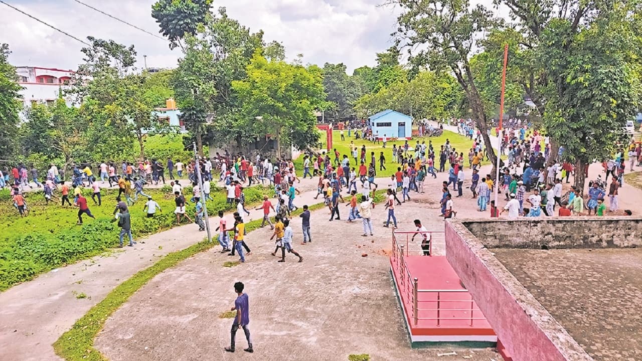 कटिहार में हिंसक झड़प के बाद सड़कें सुनसान, भारी संख्या में पुलिस बल तैनात, जानें अब कैसे हैं हालात