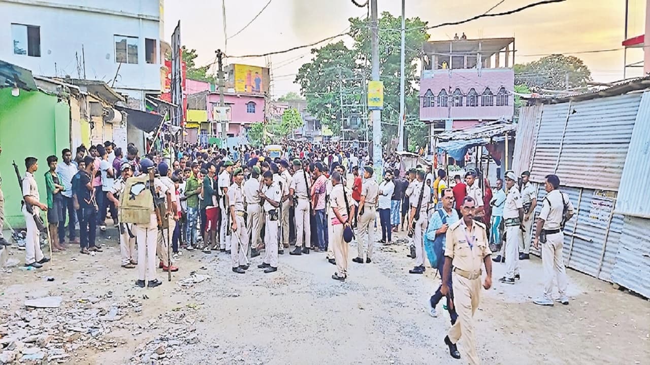 PHOTOS: कटिहार में पुलिस-पब्लिक के बीच हिंसक झड़प की देखें तस्वीर, पथराव-लाठीचार्ज और फिर चली गोली..