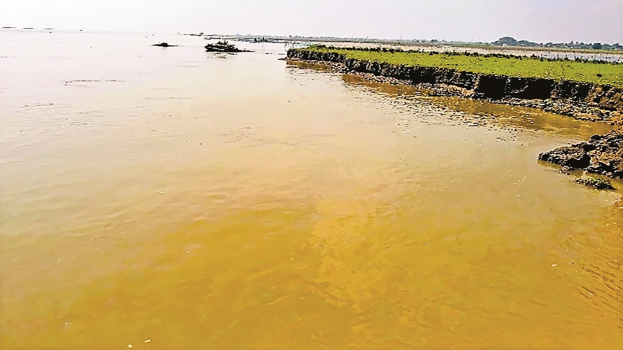 Bihar Flood: बारिश के बाद बिहार में बाढ़ से हालात बेकाबू, तैरते नजर आया एंबुलेंस, नाव से बाहर निकाले गए मरीज