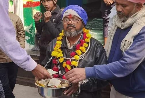 UP Election 2022: यूपी चुनाव का एक रंग ऐसा, कटोरा लेकर वोट अपील कर रहा कैंडिडेट, वजह जान रह जाएंगे हैरान