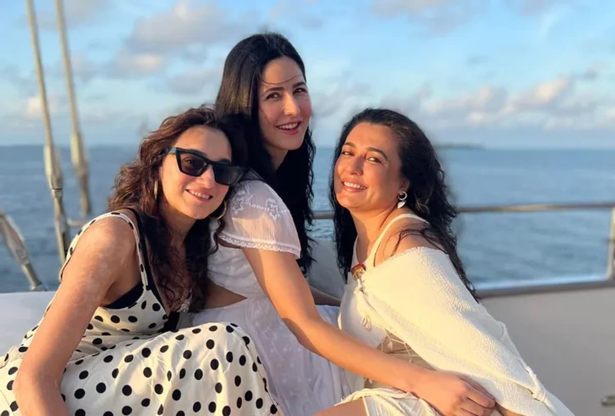 Katrina Kaif व्हाइट आउटफिट में दिखी बेहद स्टनिंग, गर्ल गैंग के साथ एंजॉय करती दिखी एक्ट्रेस