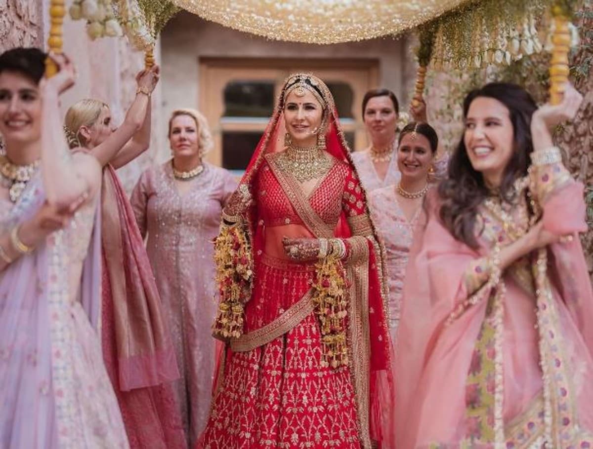 Katrina Kaif सुर्ख लाल जोड़े में दिखी बला सी खूबसूरत, मंडप तक बहनों के साथ ऐसे की थी एंट्री, देखें PHOTOS