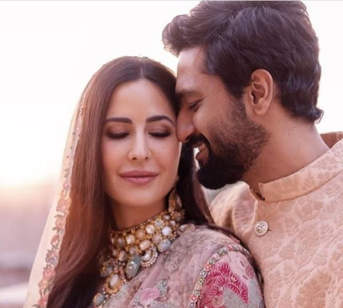 Katrina Kaif PreWedding Photos: सिर पर साड़ी का पल्लू लेकर विक्की के प्यार में कुछ यूं डूबी नजर आई कैटरीना कैफ