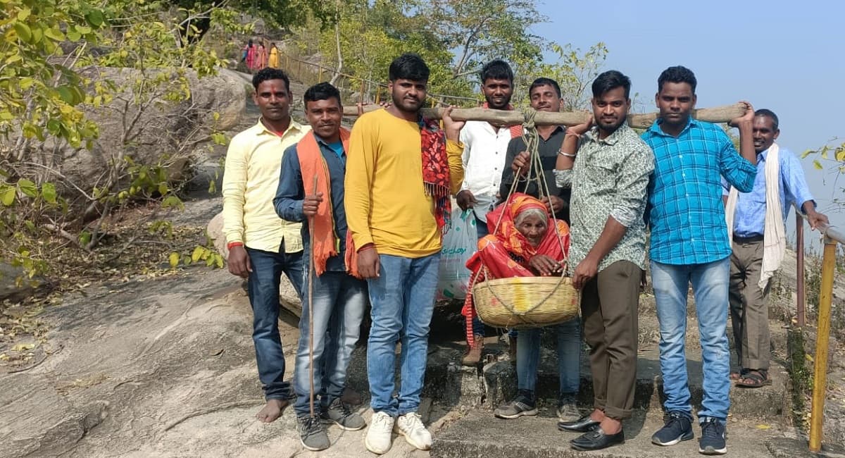 झारखंड के 'श्रवण कुमारों' ने 111 वर्षीया दादी को बहंगी पर लेकर माता कौलेश्वरी देवी का कराया दर्शन