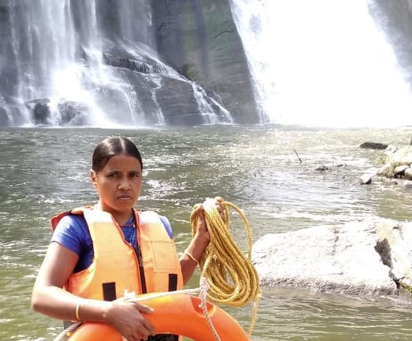 Hundru fall in Jharkhand : रांची के हुंडरू फॉल में अपनी जान पर खेलकर पर्यटकों की जान बचाती हैं कौशल्या