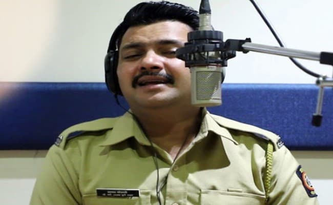 महाराष्ट्र पुलिस के जवान का सिंगिंग वीडियो वायरल, लोगों ने कहा- एक नबंर आवाज सर